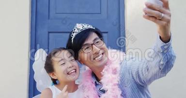 <strong>爸爸</strong>和女儿穿着仙女服装，用手机自拍4k